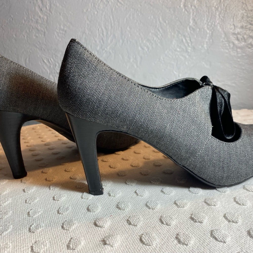 Ann Marino grey Herringbone Pumps with Black Satin Bow Accent - Picture 2 of 16